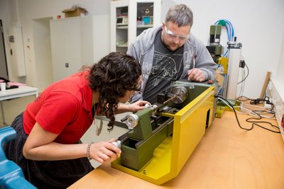 IT-Labor: Studentin und Herr Hottum bei der Arbeit