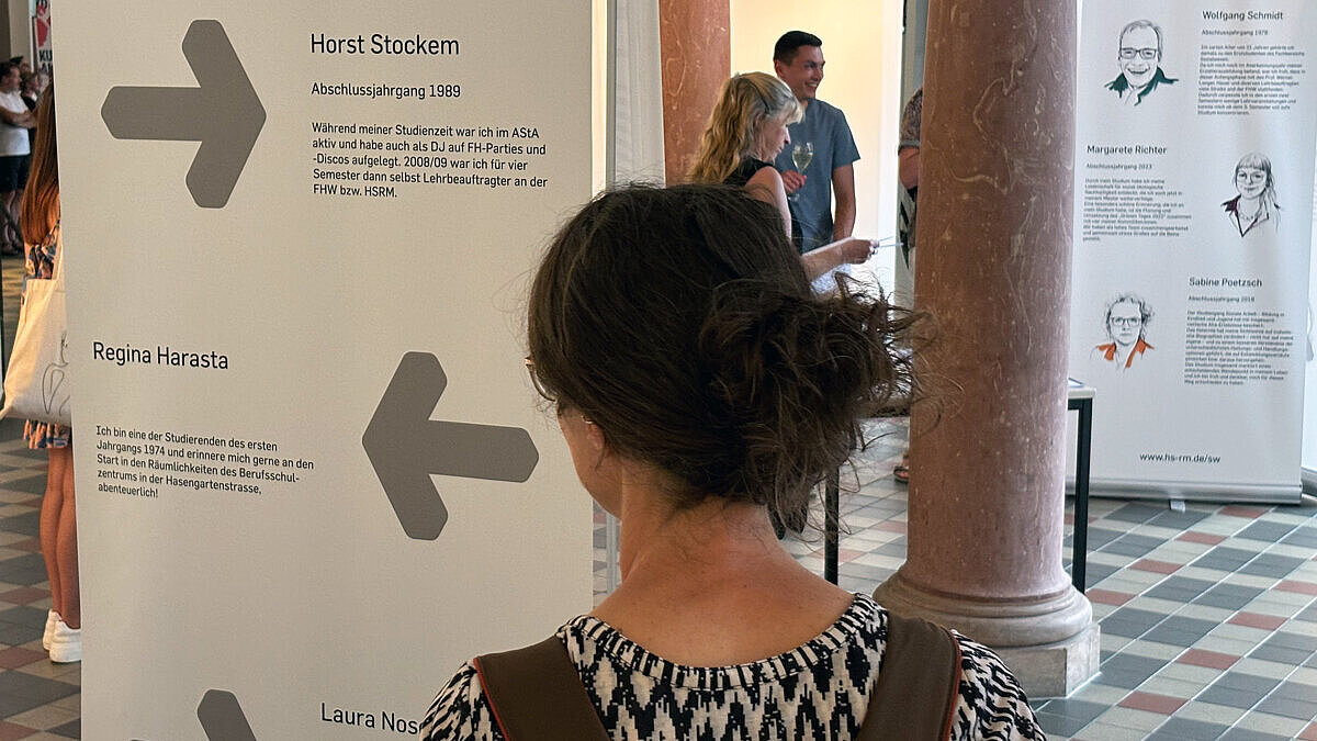 Eine Besucherin der Ausstellung steht vor einer Wand auf der die Namen "Horst Steckem" und " Regina Harasta" zu lesen sind