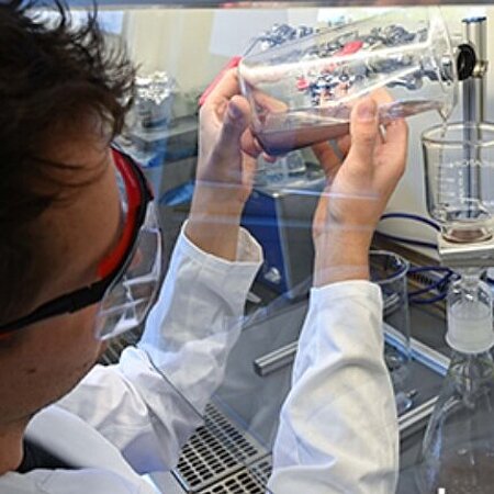 Probenaufbereitung einer flüssigen Probe mit Mirkoplastik - Probe wird aus Becherglas über einen Filter gegeben