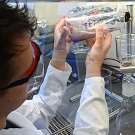 Probenaufbereitung einer flüssigen Probe mit Mirkoplastik - Probe wird aus Becherglas über einen Filter gegeben