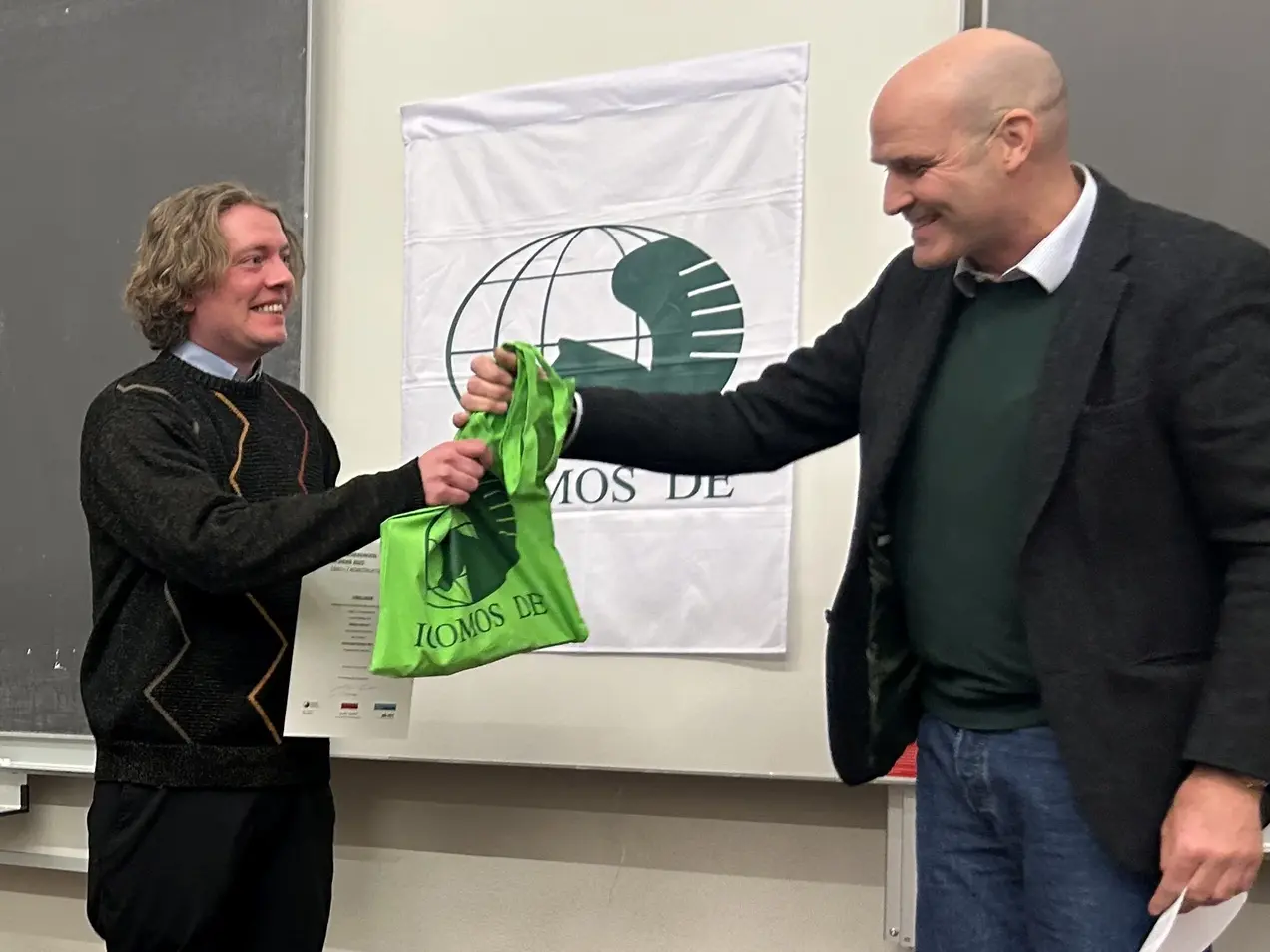 Prof. Philip Kurz, Geschäftsführer der Wüstenrot Stiftung, überreicht dem Studenten Niklas Kohnert den Preis zum ICOMOS-Studierendenwettbewerb.