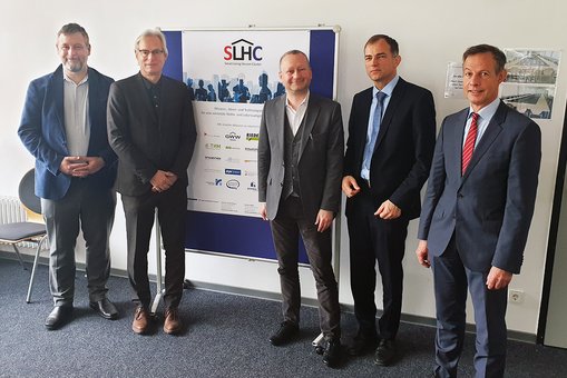 Martin Schipper, Leiter der Wirtschaftsförderung der Stadt Rüsselsheim am Main, Prof. Dr. Thomas Heimer, Torsten Regenstein, Geschäftsführer Gewobau Rüsselsheim, Dr. Reiner Wichert, Geschäftsführer der AHS Assisted Home Solutions GmbH, und Udo Bausch, Oberbürgermeister der Stadt Rüsselsheim am Main. 