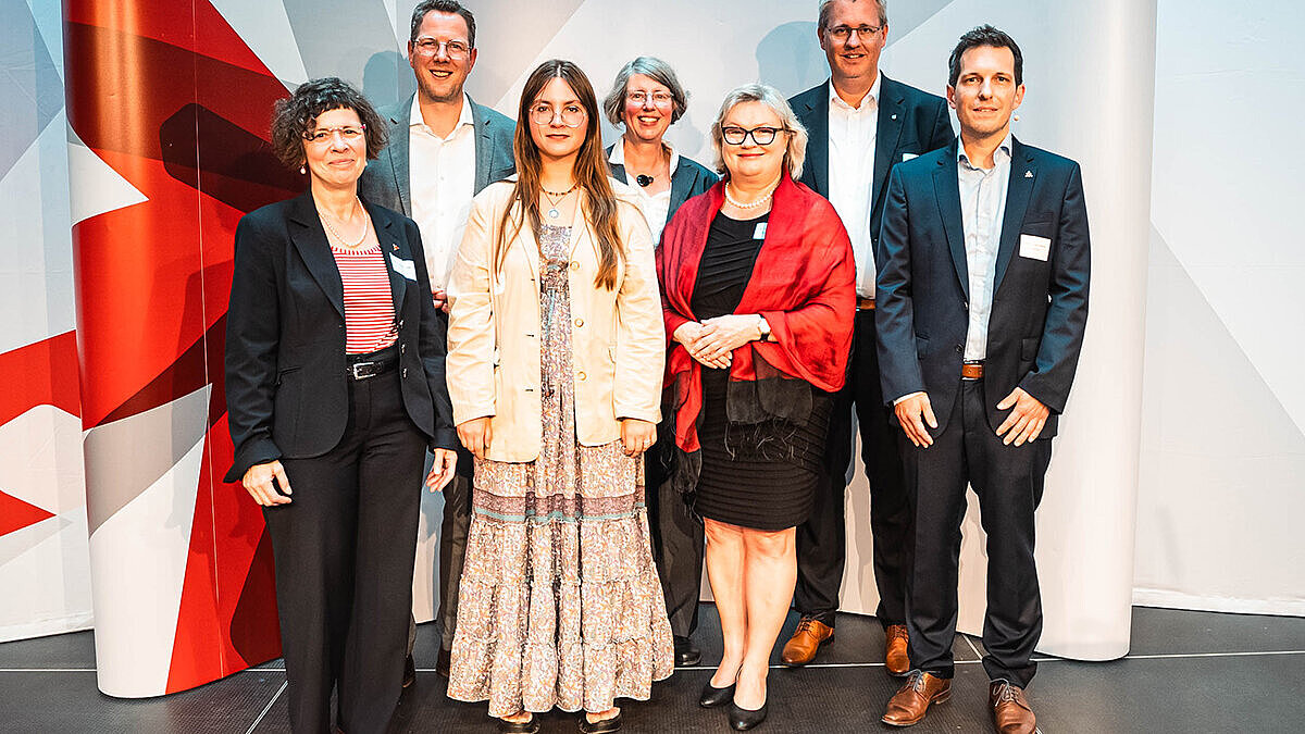 Von links nach rechts: Vizepräsidentin Prof. Dr. Christiane Jost, Staatssekretär Christoph Degen, DAAD-Preisträgerin Daryna Blyshchuk, Wiesbadener Stadträtin Dr. Tilli-Charlotte Reinhardt, Hochschulpräsidentin Prof. Dr. Eva Waller, Rüsselsheimer Oberbürgermeister Patrick Burghardt und Prof. Dr. Markus Bender.  