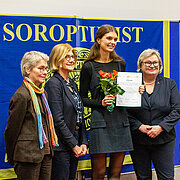 SI-Preisträgerin Hannah Neidhard mit Monika Stegmann, Prof. Dr. Annette Fisseler-Eckhoff und Prof. Dr. Eva Waller