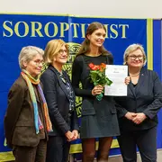SI-Preisträgerin Hannah Neidhard mit Monika Stegmann, Prof. Dr. Annette Fisseler-Eckhoff und Prof. Dr. Eva Waller
