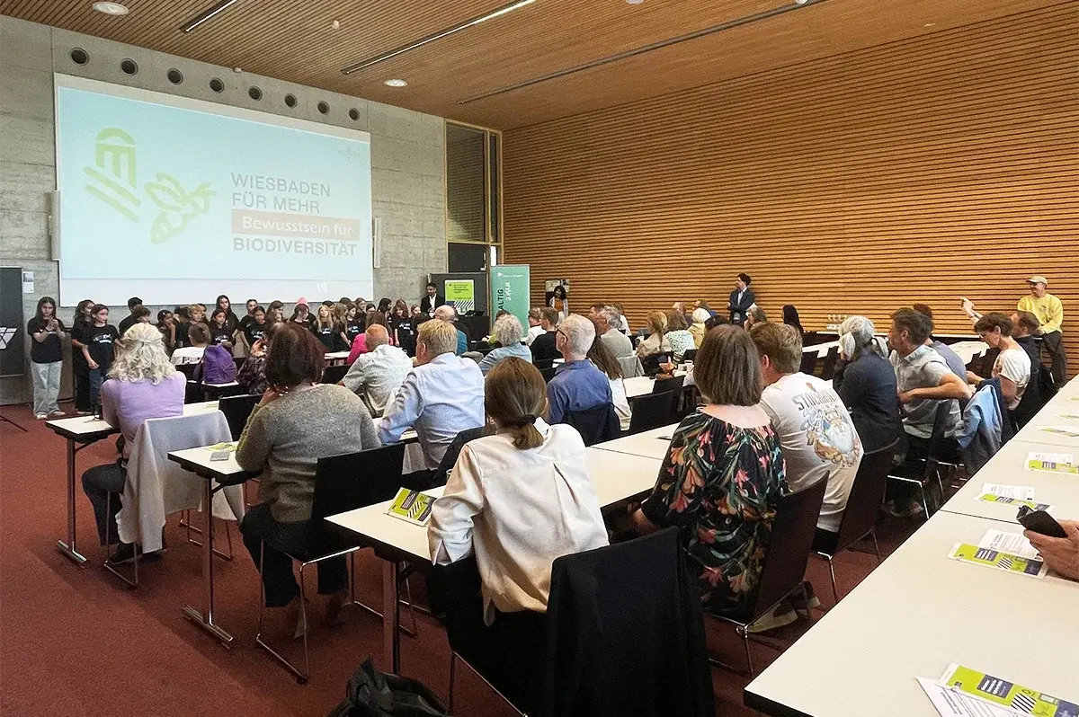 Blick in einen vollbesetzten Seminarraum an der Hochschule RheinMain wärhrend der Veranstaltung zur Biodiversitätsstrategie der Landeshauptstadt Wiesbaden im Rahmen des Aktionstags Nachhaltigkeit der Hochschule RheinMain
