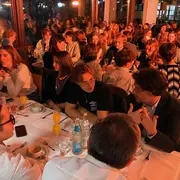 Prof. Dr. Schachtner und Dr. Walter Seubert im Gespräch mit Studierenden