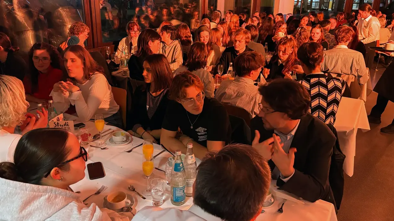 Prof. Dr. Schachtner und Dr. Walter Seubert im Gespräch mit Studierenden