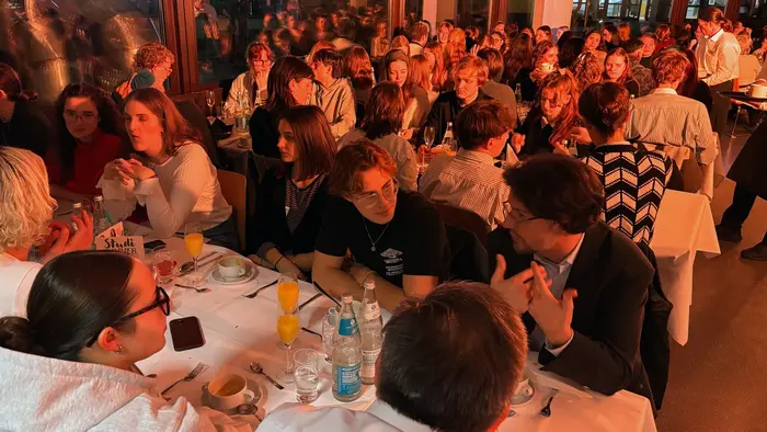 Prof. Dr. Schachtner und Dr. Walter Seubert im Gespräch mit Studierenden