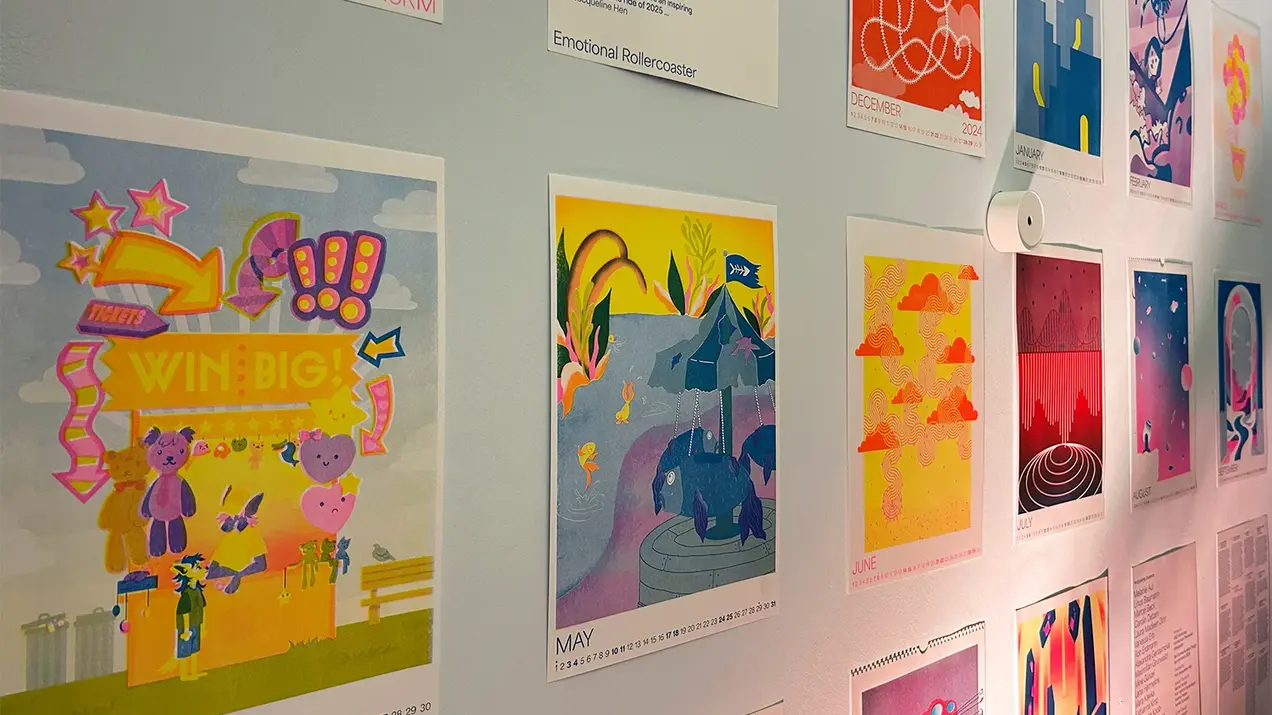 Hochschulkalender 2024 Kalendermotive hängen an einer Wand