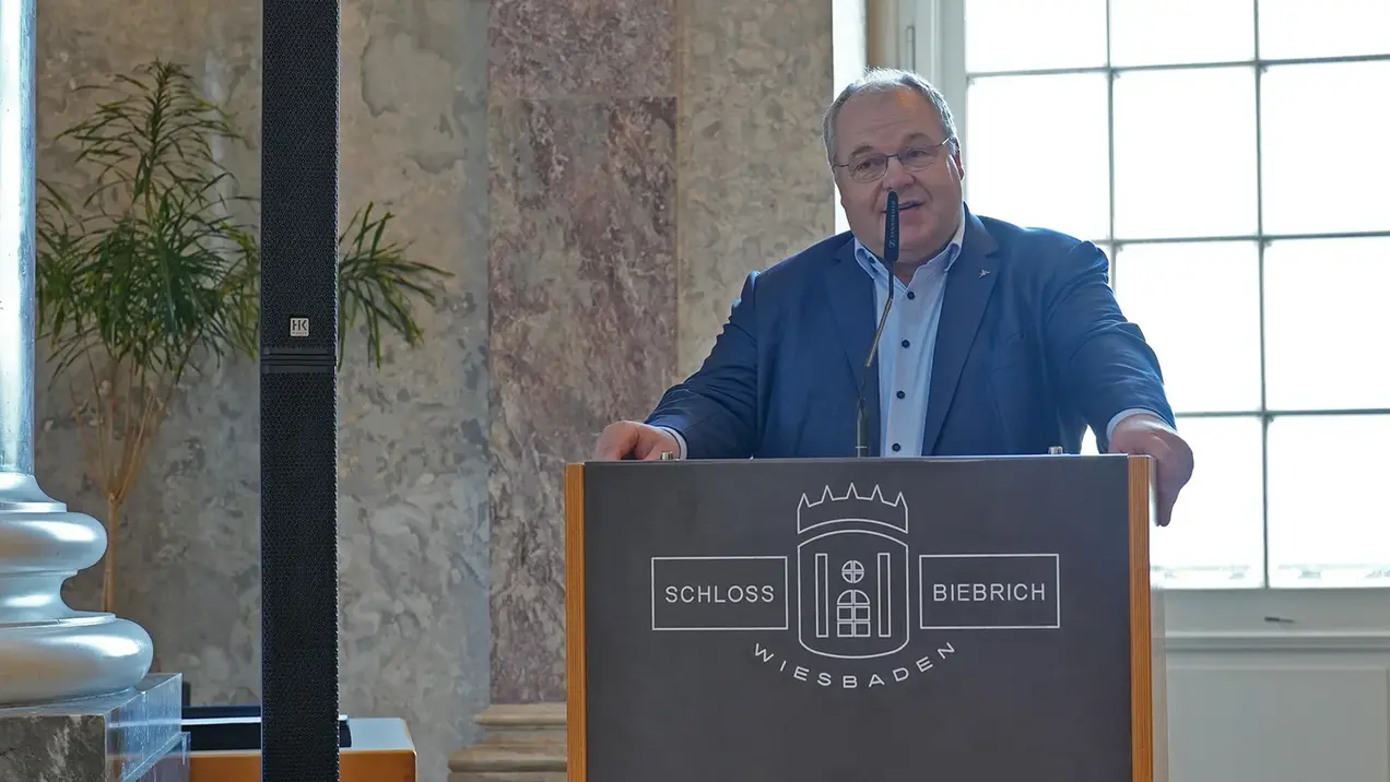 HSRM-Vizepräsident Prof. Dr. Andreas Brensing spricht ein Grußwort.