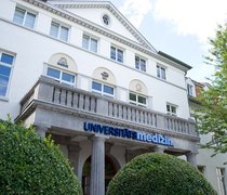 Blick auf den Haupteingang der Universitätsmedizin Mainz