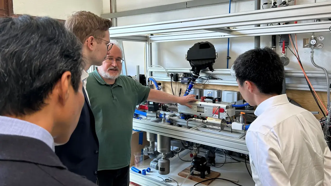 Georg Derscheid, wissenschaftlicher Mitarbeiter im Wasserstofflabor,  führt den Teststand für Brennstoffzellenkomponenten vor