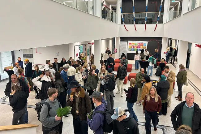 Sustainable Future Days Besucher:innen der Veranstalung stehen im Foyer von Gebäude L.