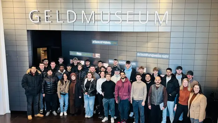 Gruppenfoto der Erstsemester Wirtschaftsingenieurwesen im Geldmuseum der Deutschen Bundesbank in Frankfurt
