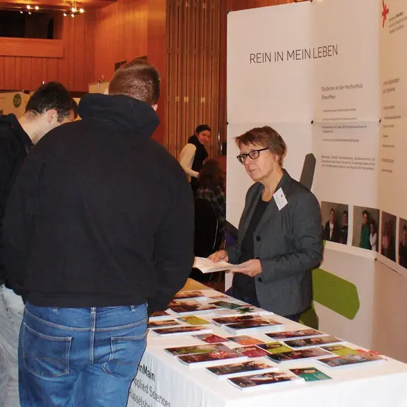 Beratungssituation an einem Infostand der Zentralen Studienberatung