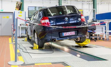 Oberflur mit Testfahrzeug