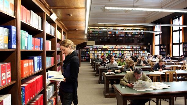 Lesesaal der Hochschul- und Landesbibliothek