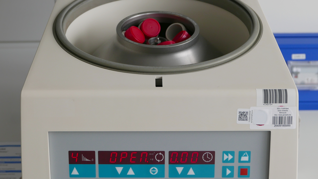 geöffneter Rotor einer Laborzentrifuge