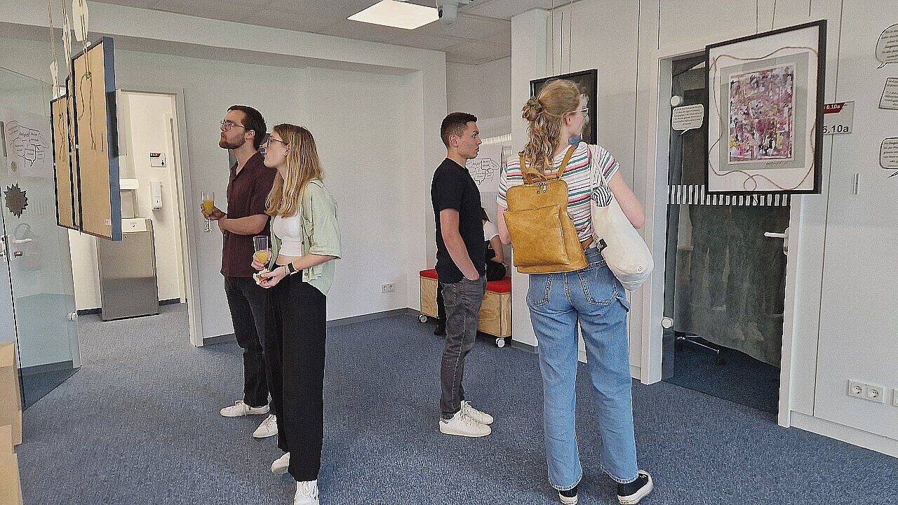 Besucher:innen der Vernissage