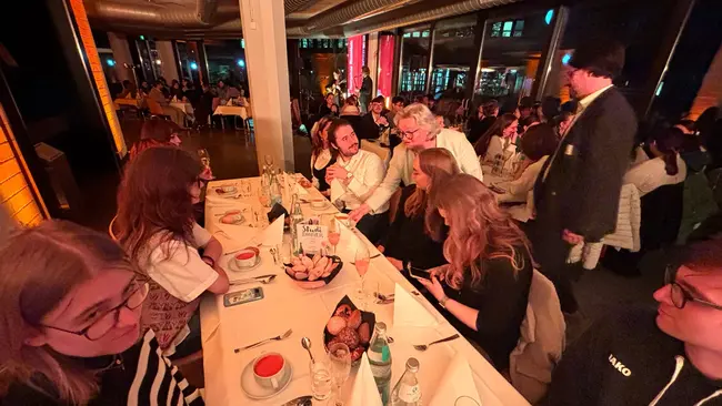 Hochschulpräsidentin Prof. Dr. Eva Waller serviert den ersten Gang des Menüs