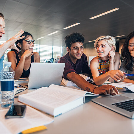 Learning Hub - Titelbild Studierende