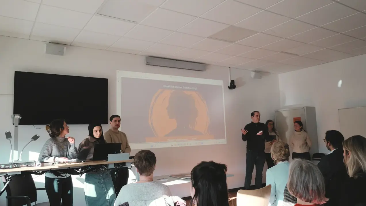 mehrere Menschen halten eine Präsentation/ Vortrag vor einer Gruppe 