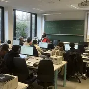  Schülerinnen und Schüler im Lehrsaal des Schülerlabors