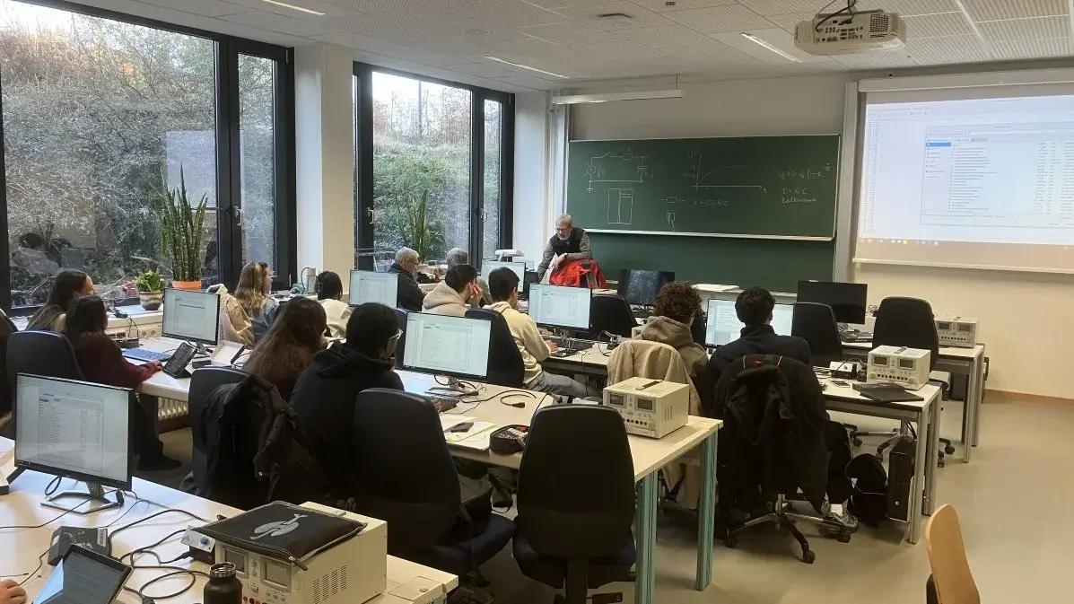  Schülerinnen und Schüler im Lehrsaal des Schülerlabors