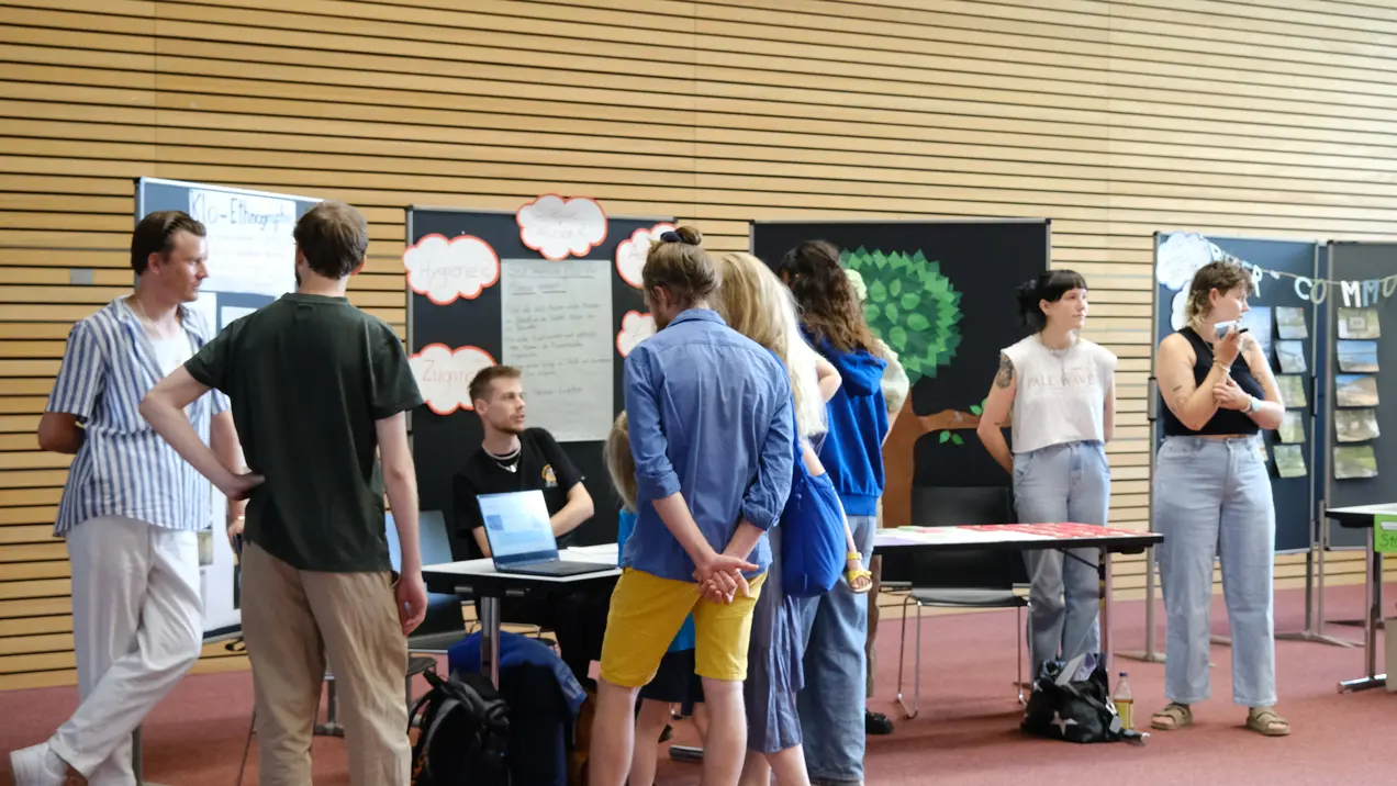 Studierende bei der Vorstellung von Projektergebnissen