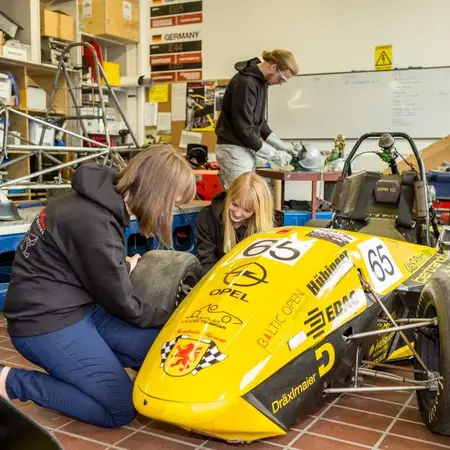 Arbeiten am Rennwagen