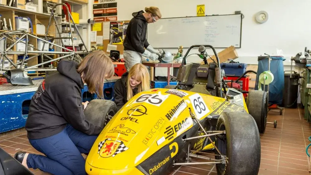 Arbeiten am Rennwagen