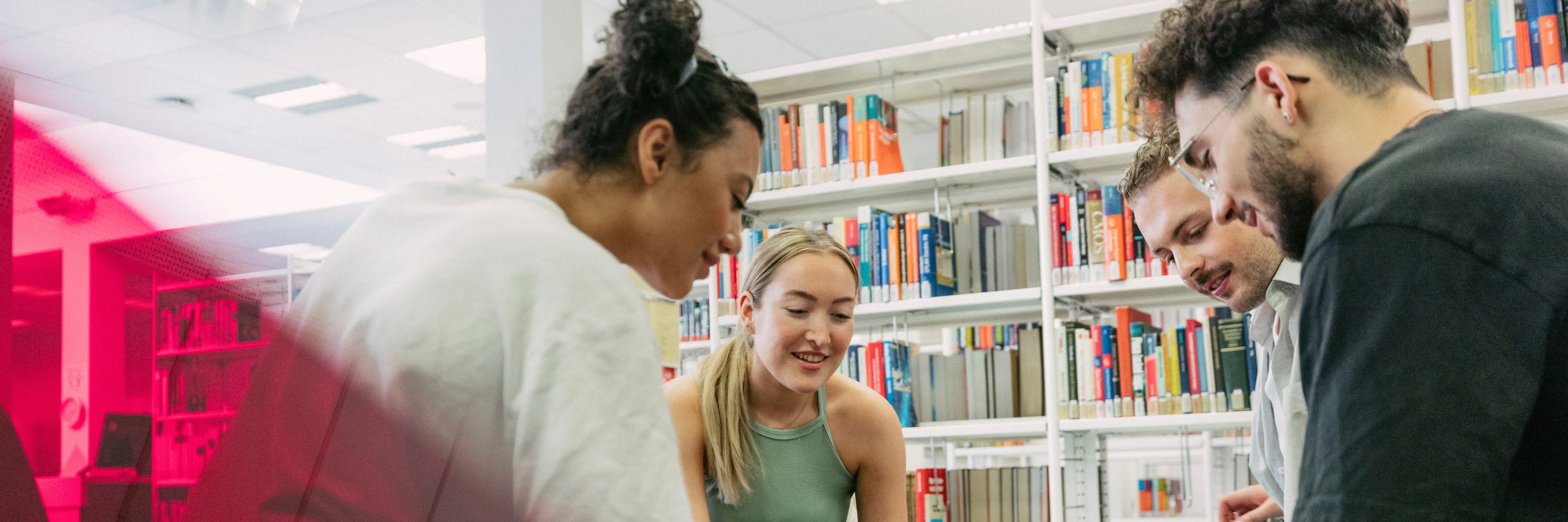 Gruppe Studierender in der Bibliothek am Campus Kurt-Schumacher-Ring