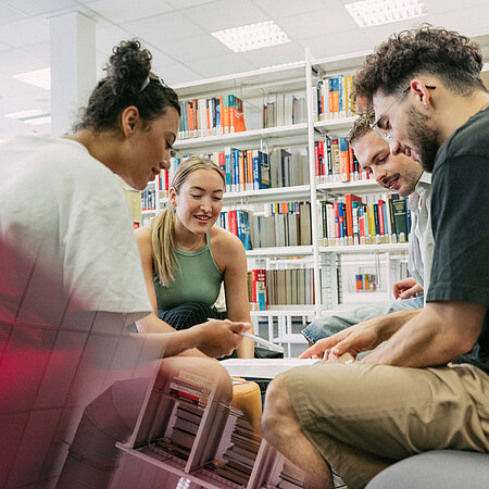 Gruppe Studierender in der Bibliothek am Campus Kurt-Schumacher-Ring