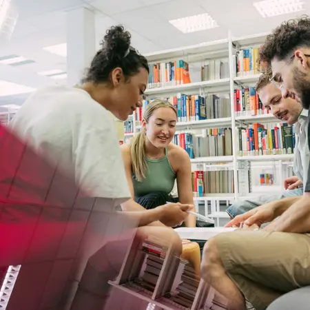 Gruppe Studierender in der Bibliothek am Campus Kurt-Schumacher-Ring