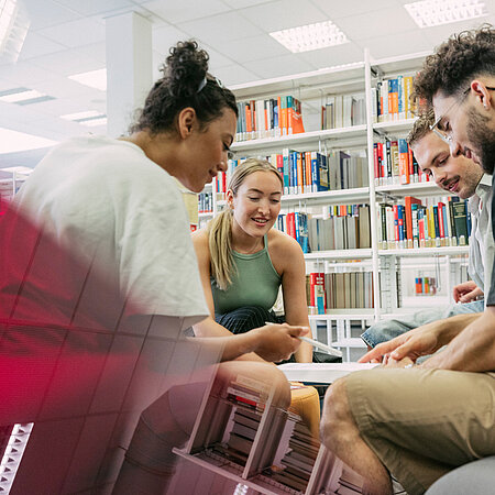 Gruppe Studierender in der Bibliothek am Campus Kurt-Schumacher-Ring
