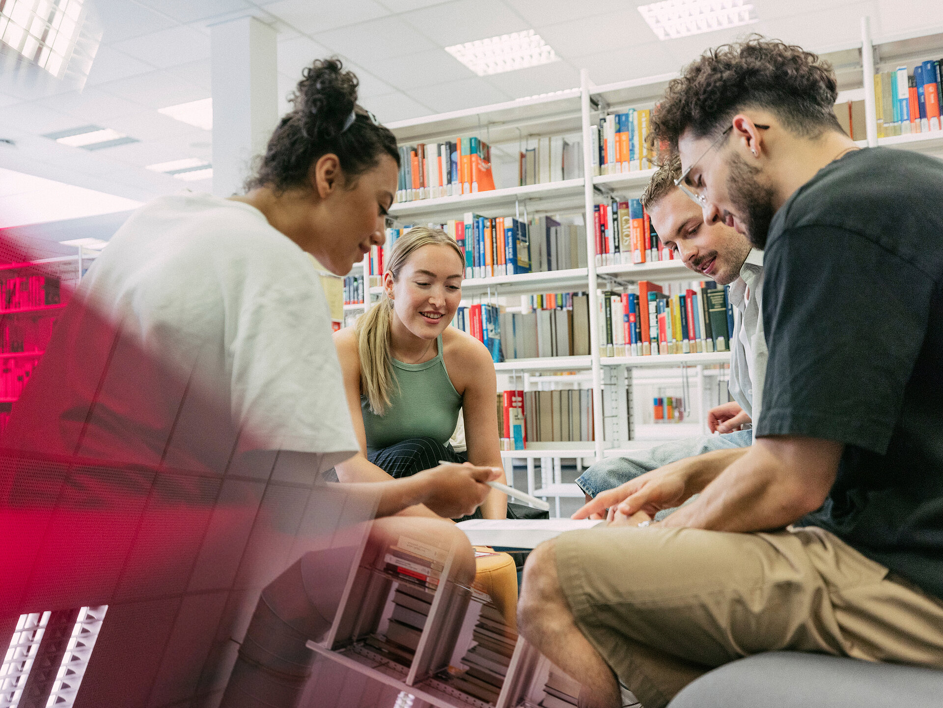 Gruppe Studierender in der Bibliothek am Campus Kurt-Schumacher-Ring