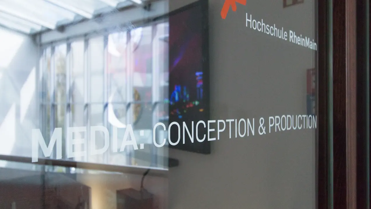 Aufschrift auf Glastür mit Media Conception and Production