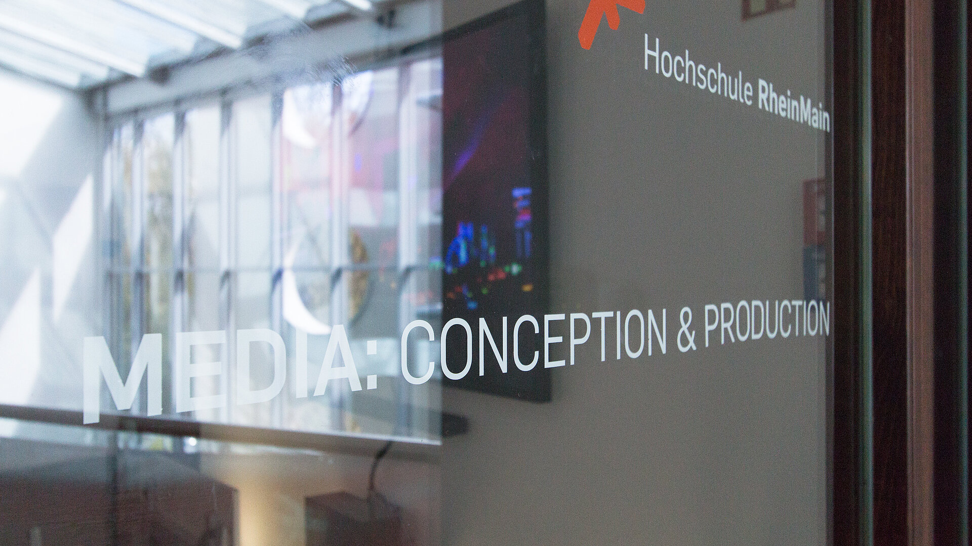 Beschriftung Media Conception Production Aufschrift auf Glastür mit Media Conception and Production