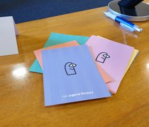 Postkarten mit dem Gewinnerentwurf von Lina Gonschior liegen auf einem Tisch