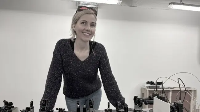 Dr. Susanna Gallas bringt Studierenden die Quantentechnologie näher.