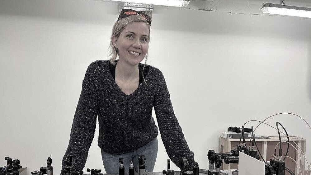 Dr. Susanna Gallas bringt Studierenden die Quantentechnologie näher.