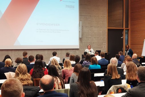 Hochschulpräsidentin Prof. Dr. Eva Waller begrüßt die Teilnehmenden der Deutschlandstipendienfeier 2022.