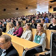 Studierende, die ein Deutschlandstipendium verliehen bekommen, sitzen in einem Hörsaal am Campus Rüsselsheim