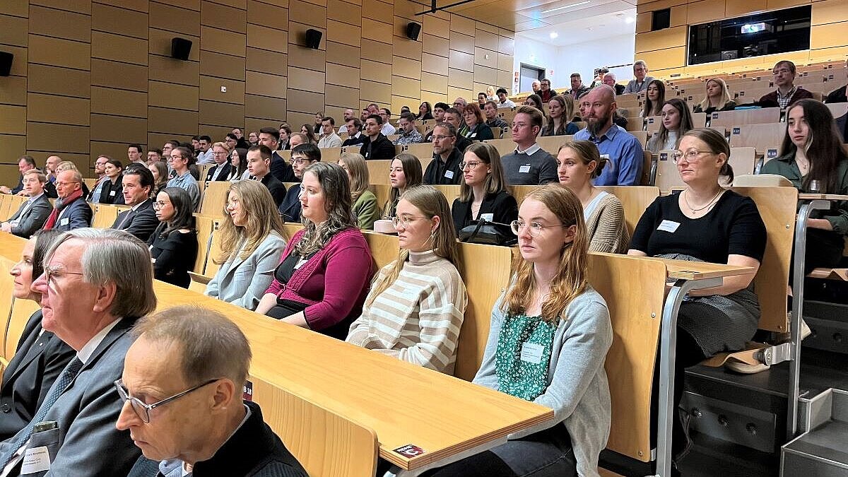 Studierende, die ein Deutschlandstipendium verliehen bekommen, sitzen in einem Hörsaal am Campus Rüsselsheim