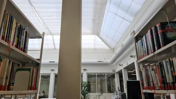 Blick aus der Bibliothek durch das Glaspyramiden-Dach