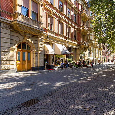 Zu sehen ist eine verkehrsberuhigte Straße in Wiesbaden