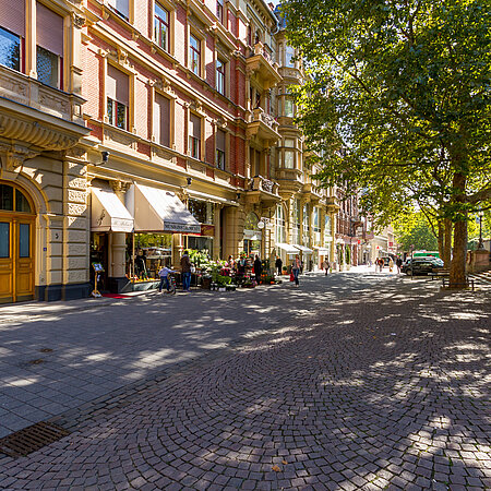 Straßenszene Zu sehen ist eine verkehrsberuhigte Straße in Wiesbaden