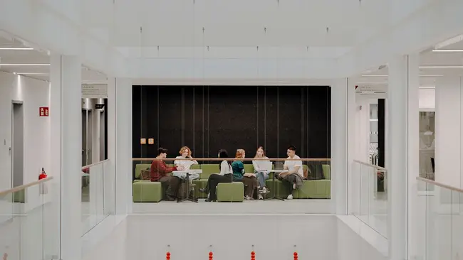 Das Gebäude L am Campus Kurt-Schumacher-Ring von innen