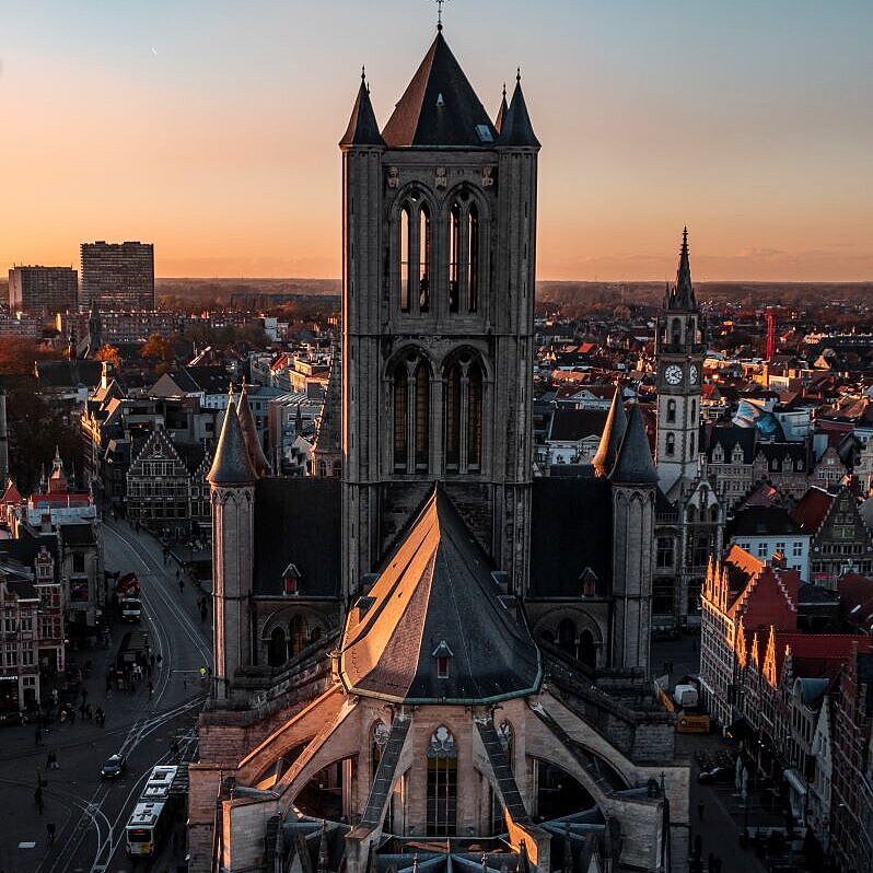 Hannah Falk Blick auf die St. Nikolaus-Kirche in Gent